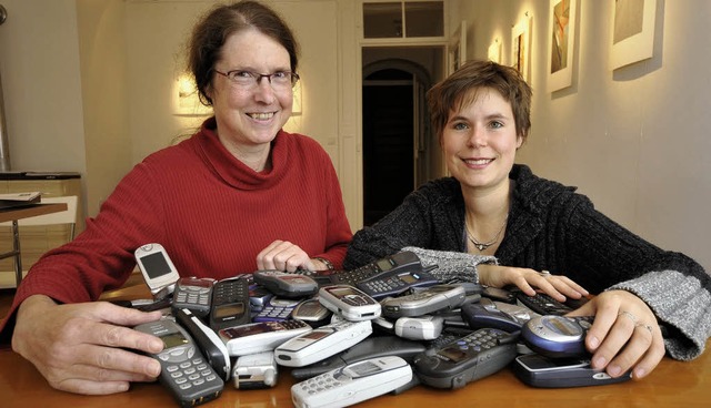 Friederike Strau (links) und Katharin... Freiburg mit alten abgegebenen Handys  | Foto: Schneider