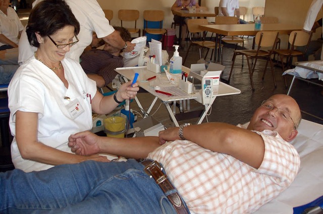 Spender Thomas Meisch ist ganz entspan...hwester Maria Beck sein Blut abzapft.   | Foto: Heike Armbruster