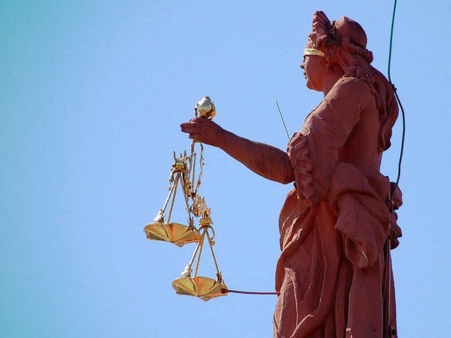 Die Justitia auf dem Offenburger Rathaus.  | Foto: Helmut Seller