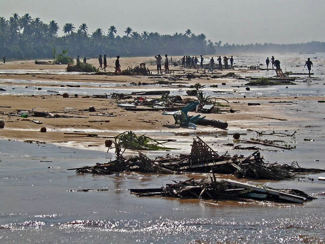 Der Tsunami vom Dezember 2004 entwicke...n damals auch Teile Sri Lankas (Bild).  | Foto: dpa