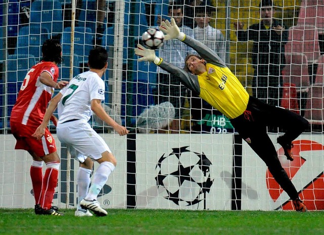 Der Stuttgarter Torwart Jens Lehmann k...usgleich der Rumnen nicht verhindern.  | Foto: dpa