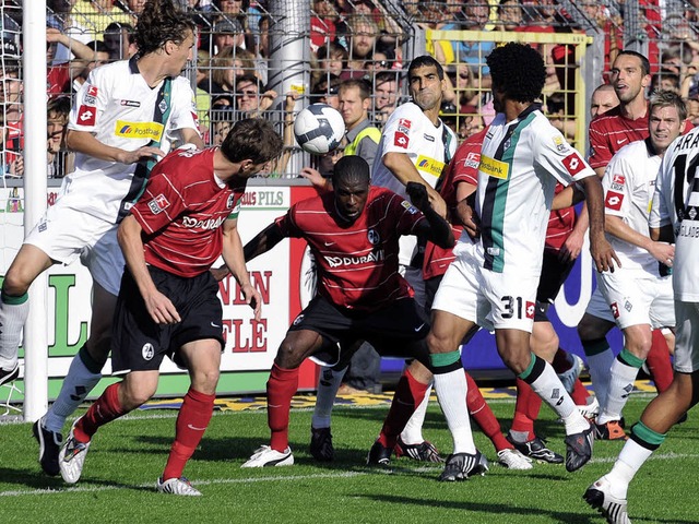 Gegen die vielbeinigen Abwehrreihen mu...zum 1:0 gegen Borussia Mnchengladbach  | Foto: Achim Keller