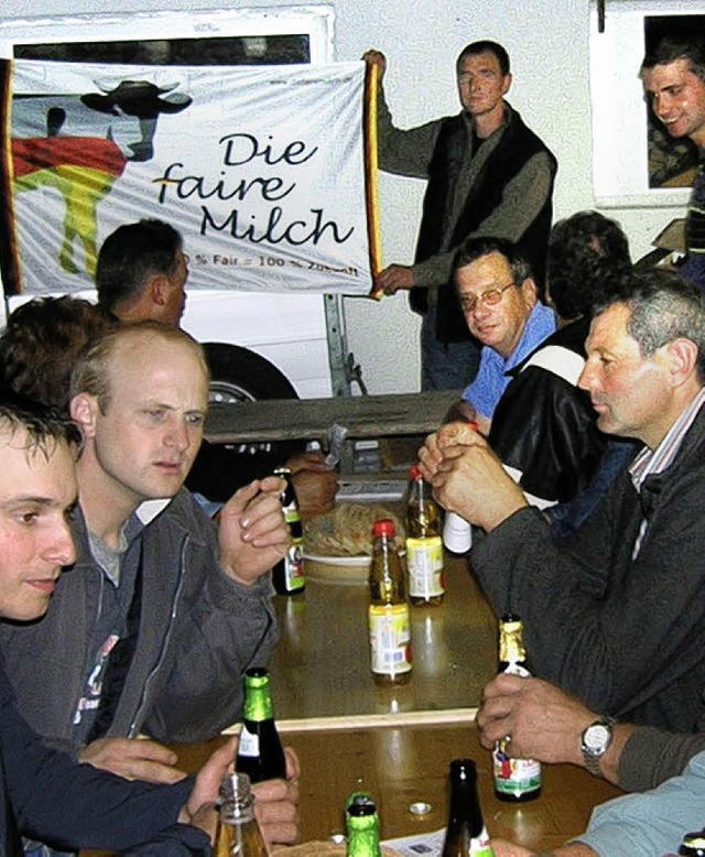 Milchviehhalter besprechen auf dem Heidenhof in Teningen  ihre schwierige Lage.   | Foto: M. Haberer