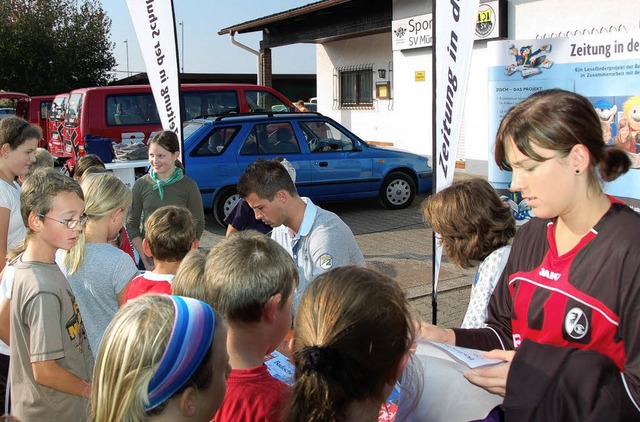 Die Autogramme von SC-Profi Michael La...en bei den Grundschlern sehr gefragt.  | Foto: Dominik Frey