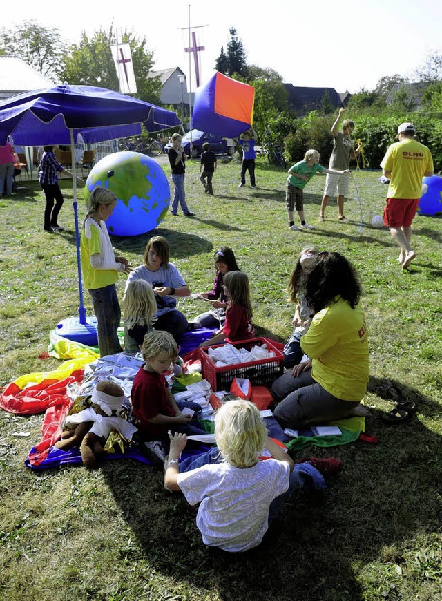 Die Kinder tummeln sich auf der Wiese,...enfahnen: Impressionen aus Ottenheim.   | Foto: Wolfgang Knstle