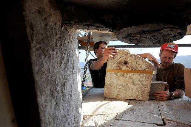 Steinaustausch: Wuchtige Arbeiten am Freiburger Mnsterturm