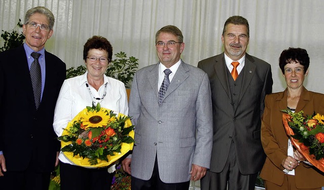 Ehrungen in Wylert (von links): Oberb...opper sowie  Jrgen und Elke Sleifir.   | Foto: Heidi Fssel