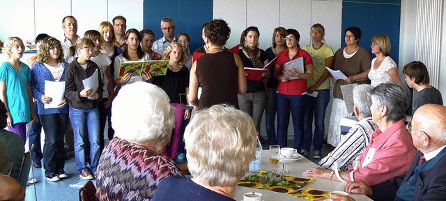 Der Chor &#8222;Joy und Hope&#8220; un...ste beim Patrozinium in Schutterzell.   | Foto: Dieter Fink