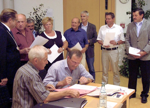 Vor Brgermeister Frstenberger und Ha...troh, Jrgen Schopferer, Franz Kiefer.  | Foto: vl