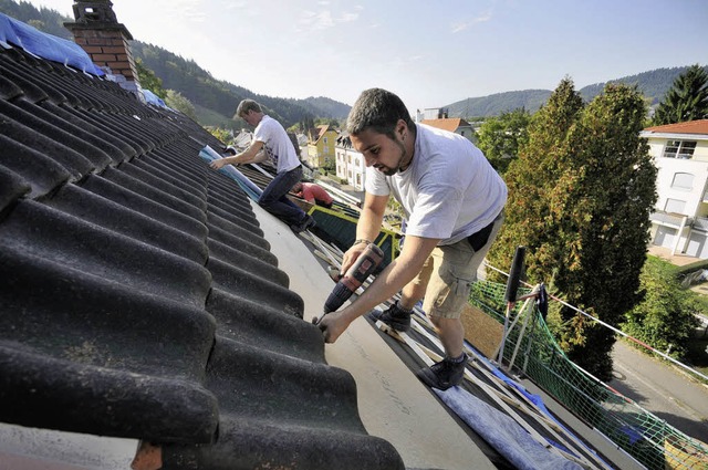 Grnspecht-Mitarbeiter im Einsatz in Littenweiler   | Foto: Ingo Schneider