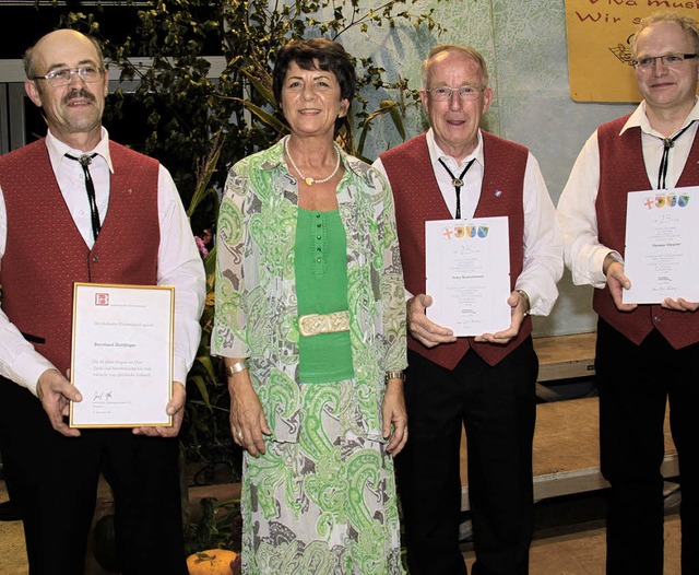 Als treue Chormitglieder   wurden (v.l...as Stiegeler von Beate Endres geehrt.   | Foto: Chris Seifried