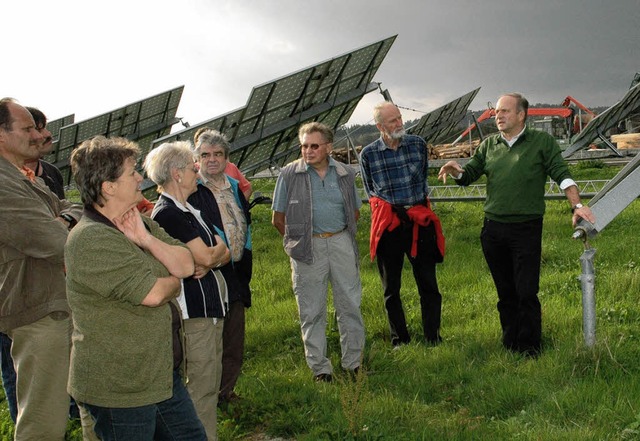 Moderne Energiegewinnung: Der BUND Mur...park in Hnner, rechts Helmut Jehlin.   | Foto: Brigitte Chymo