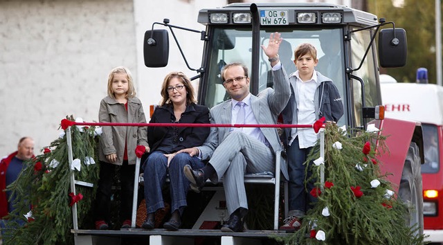 Auf dem Weg durch die Hauptstrae: Der...tige Brgermeister und seine Familie.   | Foto: christoph Breithaupt