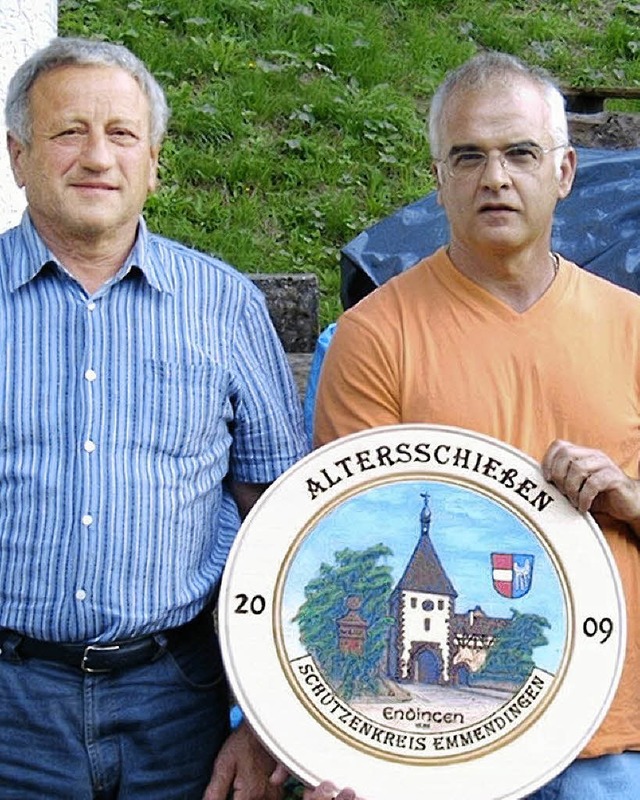 Klaus Fischer (links) und Rolf Enderle mit der Ehrenscheibe.   | Foto: Privat
