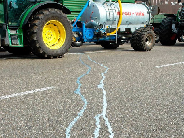 Mit Straenblockaden machen  Milchbauern auf ihre Lage aufmerksam.  | Foto: bomans