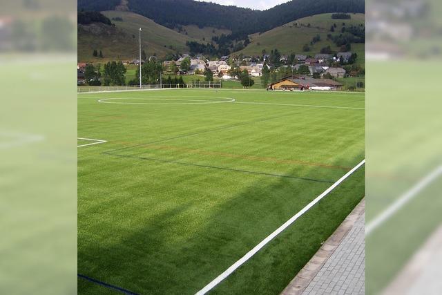 Der FC Bernau feiert seinen neuen Rasen