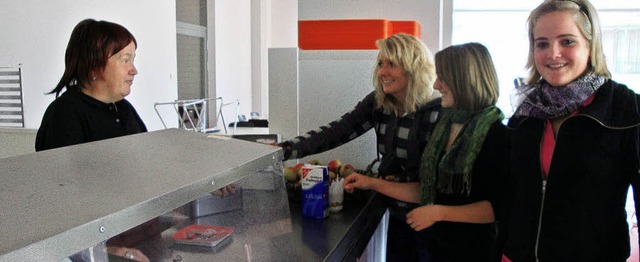 Doris Mantyk (links) und ihre Kundschaft in der provisorischen Cafeteria.    | Foto: franziska fischer
