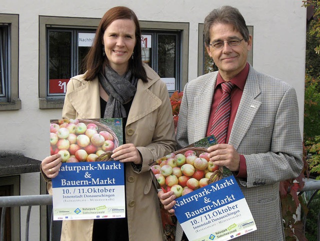 Anke Blaschka und Johannes Fischer pr...n das druckfrische Naturmarkt-Plakat.   | Foto: LBECK