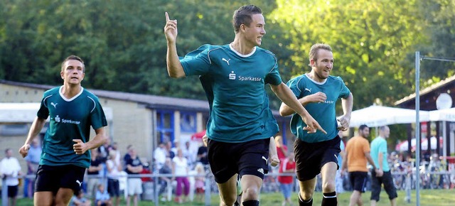 Artur Gro, Andreas Zuska und Martin S...auch gegen den Tabellenzweiten jubeln.  | Foto:  wolfgang knstle (A)