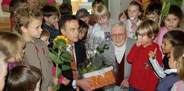 Liebevoll verabschieden Brgermeister ...gartenkinder  Busfahrer Volker Busse.   | Foto: Umiger