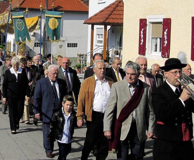 Viele Glubige nahmen beim  Patroziniu... Prozession durch das Winzerdorf teil.  | Foto: herbert trogus