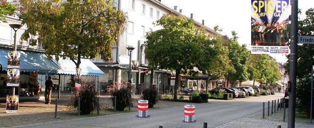 Zwei Poller auf der Fahrbahn sollen da...hgangsverkehr die Innenstadt  meidet.   | Foto: Grne