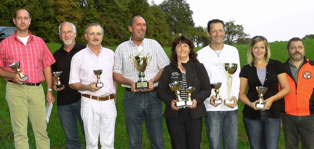 Sportleiter Erhard Zinder Fahrnau (gan... Bernd Brunner und Silvia Diebold aus.  | Foto: Georg Diehl