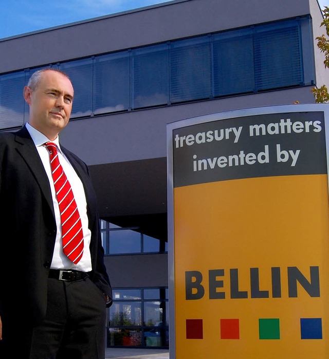 Martin Bellin vor seinem markanten Firmensitz im Gewerbegebiet Radackern.  | Foto: Stefan Merkle