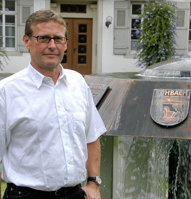 Kuhbachs neuer Ortsvorsteher Norbert B...dtteilbrunnen vor dem Lahrer Rathaus.   | Foto: christian kramberg