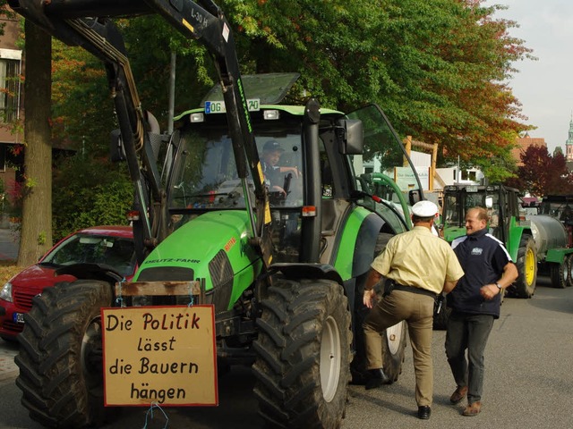 Traktoren und Transparente: Milchbauern-Protest in Offenburg.  | Foto: hr