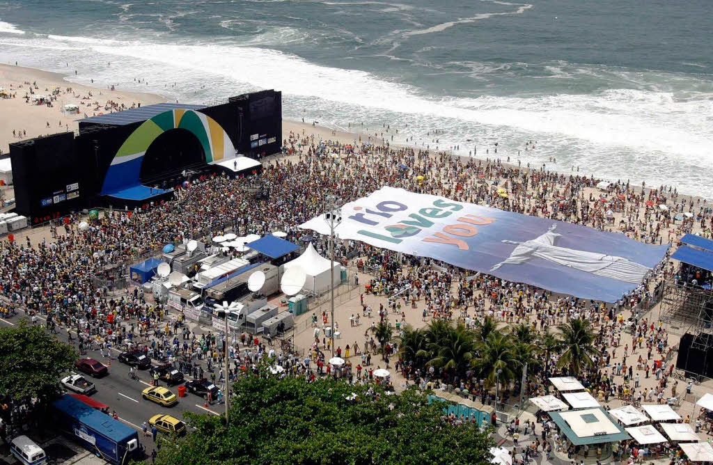 Public Viewing am Strand von Rio: Einwohner verfolgen die Entscheidung ber die Vergabe der Spiele.