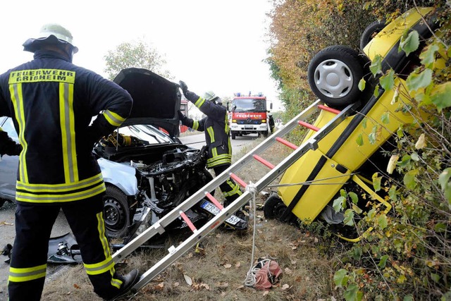 Die Feuerwehr sichert das Auto, damit ...letzte Fahrerin geborgen werden kann.   | Foto: Volker Mnch
