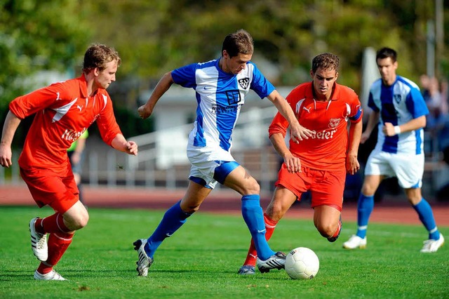 Matthias Baron (Mitte) erzielte den wi... 2:0-Heimsieg gegen  den SV Endingen.   | Foto: Meinrad Schn