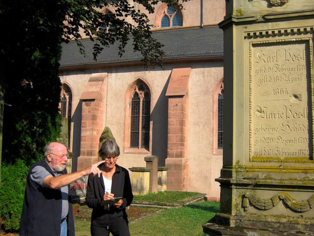 Helmut und Karin Lehmann katalogisiere...m Alten Friedhof bei der Stiftskirche.  | Foto: Thorsten Moetzner