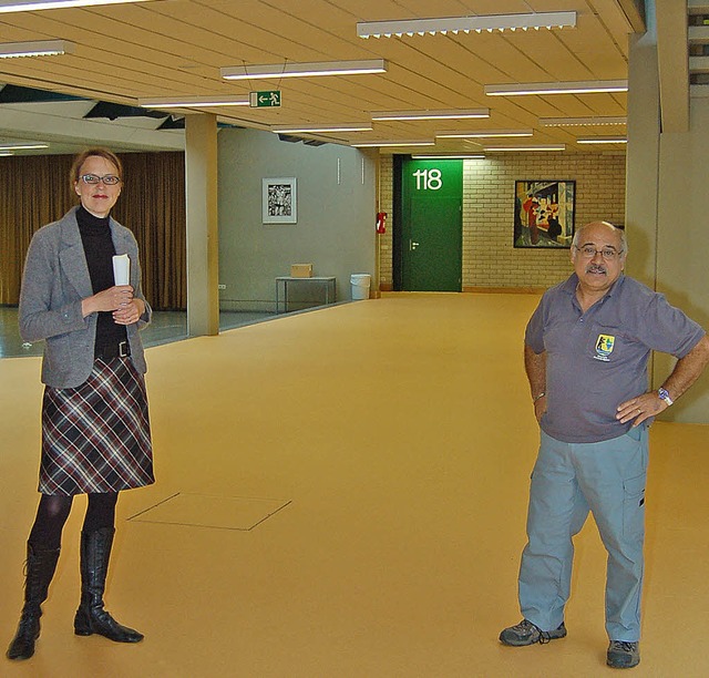 Gelb schafft  Weite: Monika Neuhfer-A... auf dem neuen Fuboden im Gymnasium.   | Foto: Heinz Vollmar