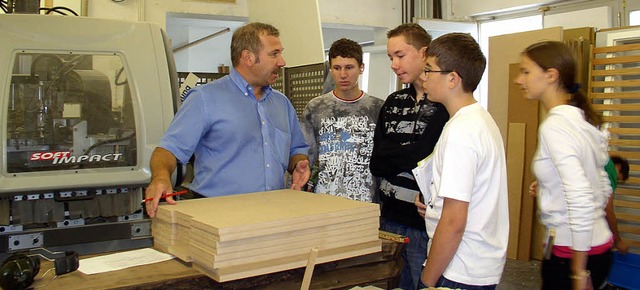 Schreinermeister Michael Schwab mit ei...gruppe und einem Teil der Boxenplatten  | Foto: Albert Greiner