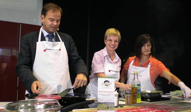 Landrat Scherer stellte seine Kochkns...eben Barbara Hering und Rosa Karcher.   | Foto: cwe