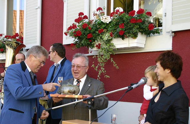 Die alte defekte Lampe htte im &#8222...(rechts) Brgermeister Gassenschmidt.   | Foto: Sabine Model