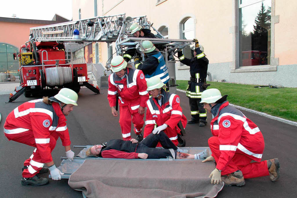 Bei der spektakulren bung in der Brauerei Rothaus wurden Verletzte aus groer Hhe mit der Drehleiter gerettet.