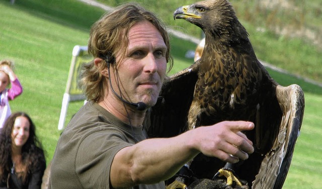 Der Falkner Jean van Coppenrolle  mit einem Steppenadler.   | Foto: siebold