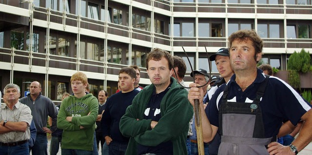 Markus Mller (mit Gabel) gehrte zu d...chbauern, die vors Landratsamt zogen.   | Foto: rderer