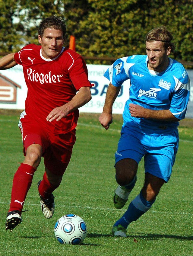 Frank Kocur (links), hier  im Laufduel...hlingern beim 2:1-Sieg die Nase vorn.   | Foto: Ehret