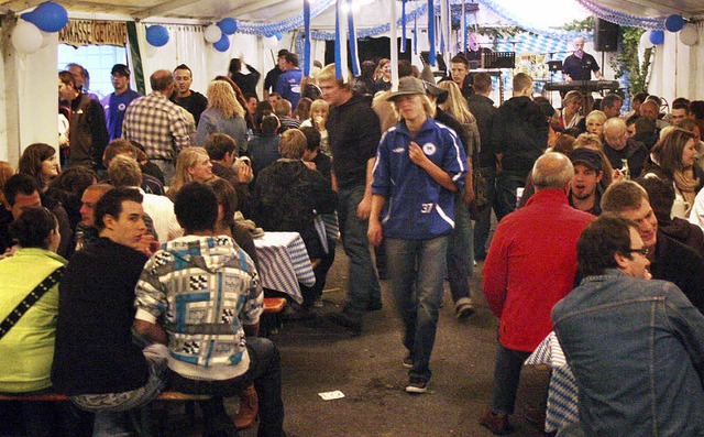 Je spter der Abend, desto voller das Festzelt beim Oktoberfest in Istein.  | Foto: cremer