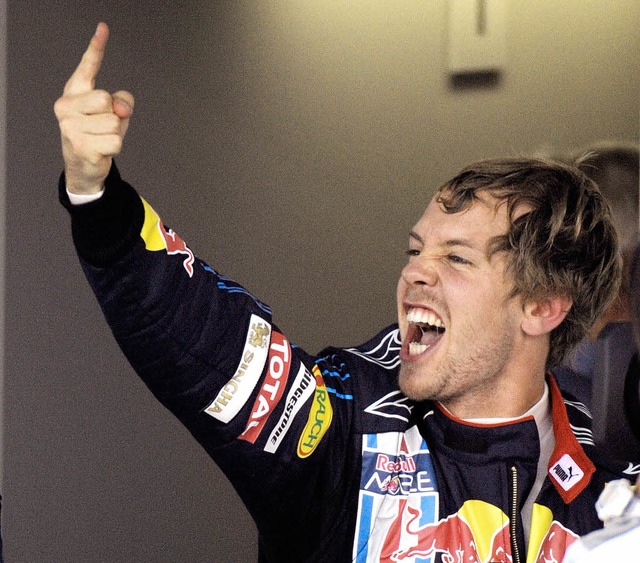 Adrenalin pur: Sebastian Vettel feiert seinen Sieg in Japan.   | Foto: afp