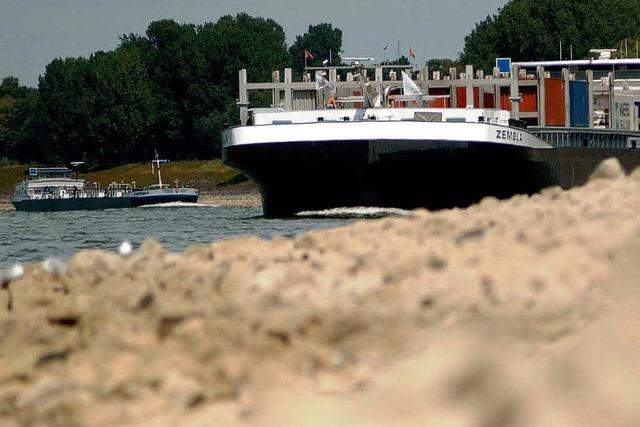 Rheinschifffahrt: Kaum Wasser unterm Kiel