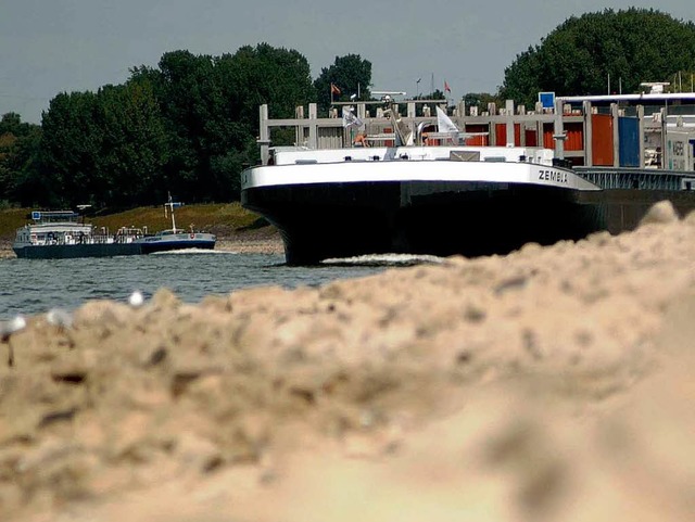 Niedrigwasser macht der Rheinschifffahrt bei Basel und rheinabwrts zu schaffen.  | Foto: Hartmann