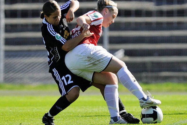 Myriam Krger   ist am Ball, Frankfurts Meike Weber  strt das.  | Foto: seeger