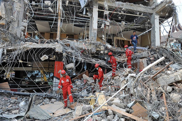 Hilfskrfte auf den Trmmern eines Hotels in Padang/Sumatra   | Foto: afp