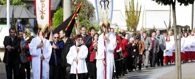 Die Oberschopfheimer zogen zu Ehren ih...g in einer Prozession durch das Dorf.   | Foto: Wolfgang Knstle