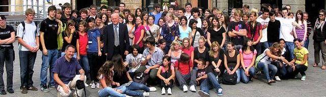 Alle 81 am Austausch beteiligten Schl...rgermeister fr das Gruppenfoto auf.   | Foto: Gymnasium Kenzingen